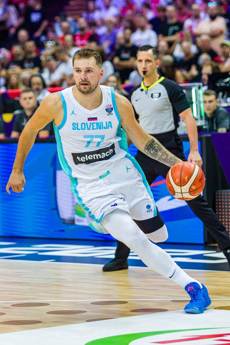 双赢平台网站关于刚刚！密尔沃基雄鹿强势反弹备战欧冠集结日皇家马德里更衣室发声，东契奇在雄鹿比赛中出色防守的信息